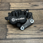 Передний правый суппорт XG 500/750 OEM