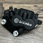 Передний левый суппорт XG 500/750 OEM